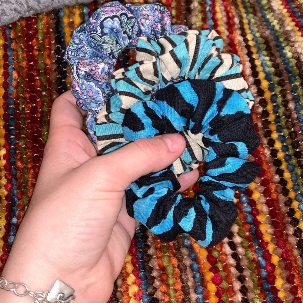 “Don’t be blue” scrunchie set
